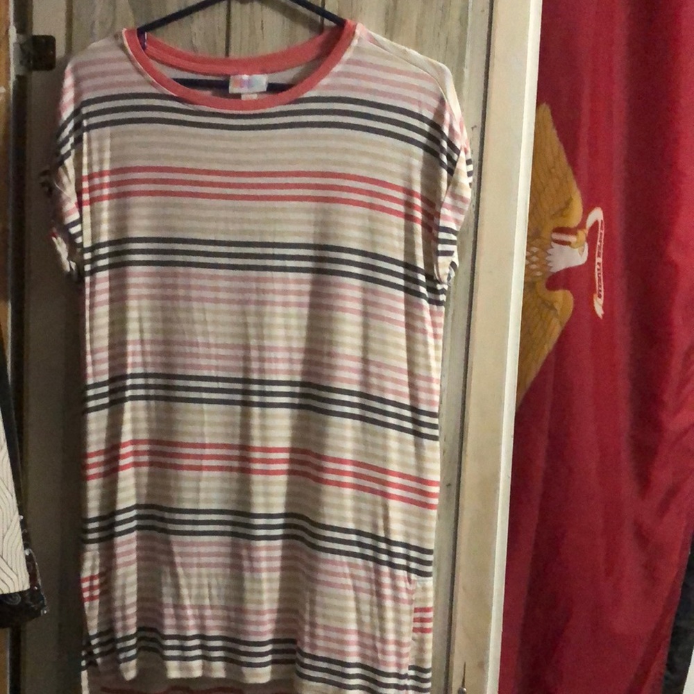 LuLaRoe Leigh shirt size xxs (runs big)